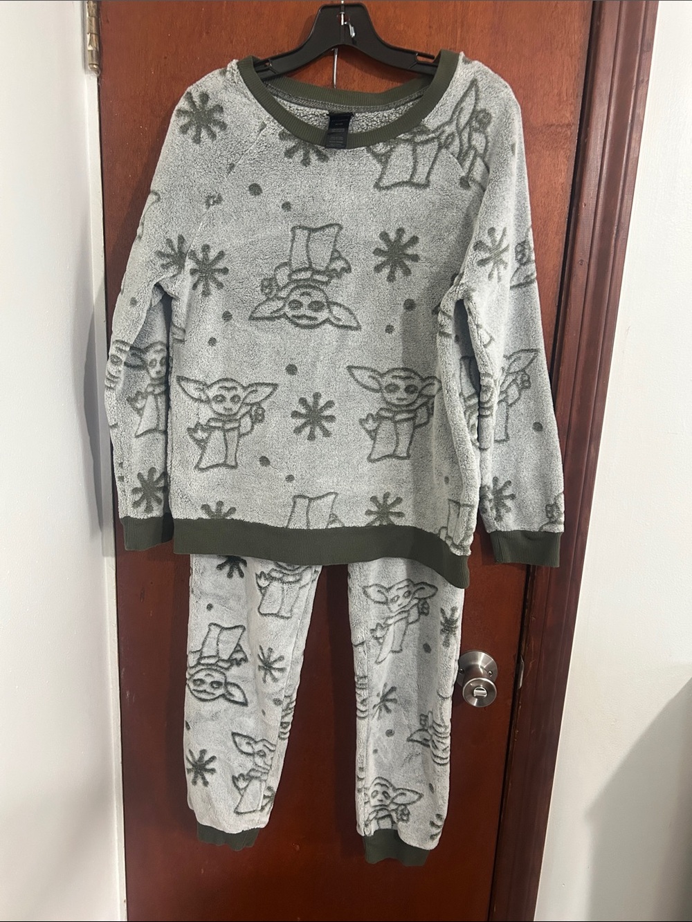 Star Wars Women’s Fleece Pajama Set in Gray and Olive